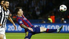 Lionel Messi prchá svým pronásledovatelm.