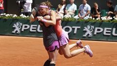 Lucie afáová skáe na svou deblovou partnerku. Práv vyhrály Roland Garros!