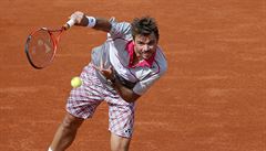 Wawrinka servíruje bhem finále Roland Garros.