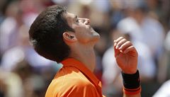 Novak Djokovi se na sebe zlobí. Bhem finále Roland Garros proti Wawrinkovi...