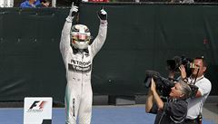 Pilot Mercedesu Lewis Hamilton slaví svj triumf ve Velké cen Kanady.
