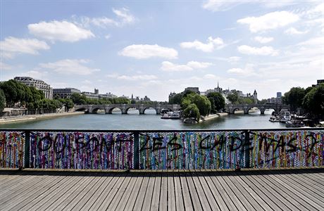 Msto zmk kresby. Most Ponts des Arts ozdobily zamilovan pry
