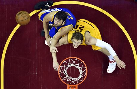 Hrá Golden State Andrew Bogut (12) a basketbalista Clevelandu Timofey Mozgov (20) proti sob bojují pi tetím zápasu finále NBA.