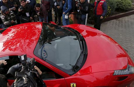 Vidalovo Ferrari, s nim fotbalov zlonk havaroval cestou z kasina.