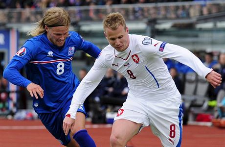 Islandský fotbalista Birkir Bjarnason (vlevo) stíhá eského záloníka Davida...