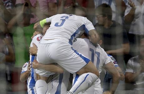 Sloventí fotbalisté se radují z gólu.