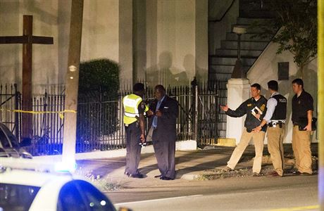Policejn zsah ped kostelem v Charlestonu, kde tonk zastelil devt lid.
