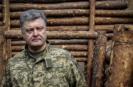 Prezident Poroenko na inspekci obranných struktur ukrajinské armády v Doncké...