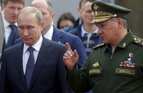 Vladimir Putin a rusk ministr obrany Sergej ojgu.