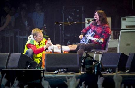 Frontman kapely Foo Fighters Dave Grohl dohrál koncert se zlomenou nohou.