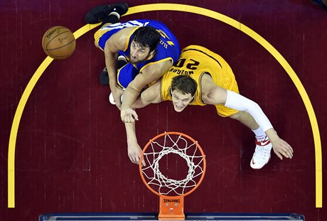 Hrá Golden State Andrew Bogut (12) a basketbalista Clevelandu Timofey Mozgov (20) proti sob bojují pi tetím zápasu finále NBA.