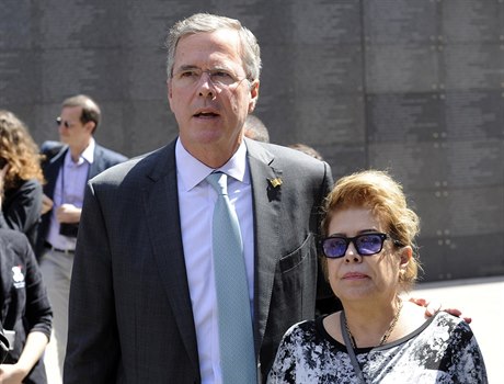 Kandidát na amerického prezidenta Jeb Bush s manelkou.