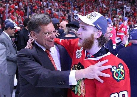 Pravé kídlo  Patrick Kane s majitelem Chicago Blackhawks Rocky Wirtzem.