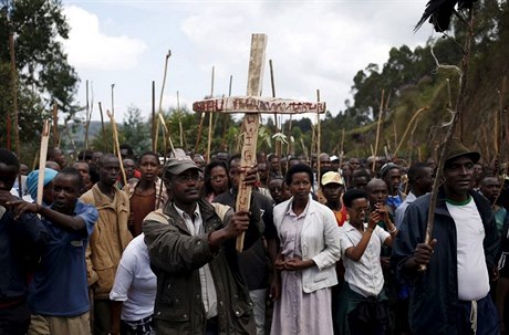 Smrt prezidentovi. Nejen nápisem na kíi protestují Burunané proti v ad...