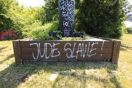 Nápis Jude Slavie na křižovatce u nájezdu na pražský Barrandovský most ve směru...
