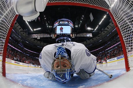 Branká Ben Bishop z Tampy Bay ve finále Stanley Cupu.