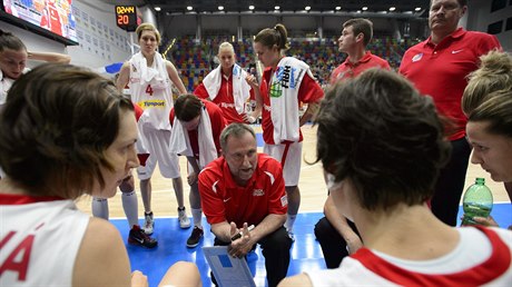 Reprezentaní trenér Lubor Blaek udílí pokyny eským hrákám.