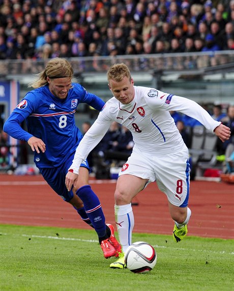 Islandský fotbalista Birkir Bjarnason (vlevo) stíhá eského záloníka Davida...