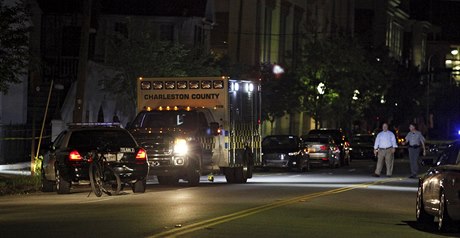 Policejní zásah ped kostelem v Charlestonu, kde útoník zastelil devt lidí.