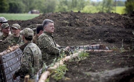 Prezident Poroenko na inspekci obranných struktur ukrajinské armády v Doncké...