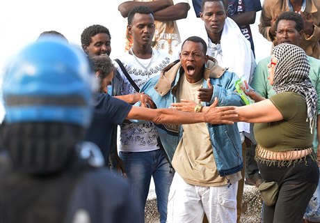 Stet migrant a policie na italsko-francouzské hranici.