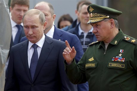 Vladimir Putin a ruský ministr obrany Sergej ojgu.