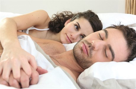 Čím dál víc párů tvrdí, že sex kvůli únavě odkládá na víkend. (ilustrační foto)