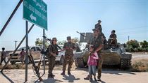 Úleva po vítězství. Kurdští bojovníci u hraničního přechodu Tall Abjad.