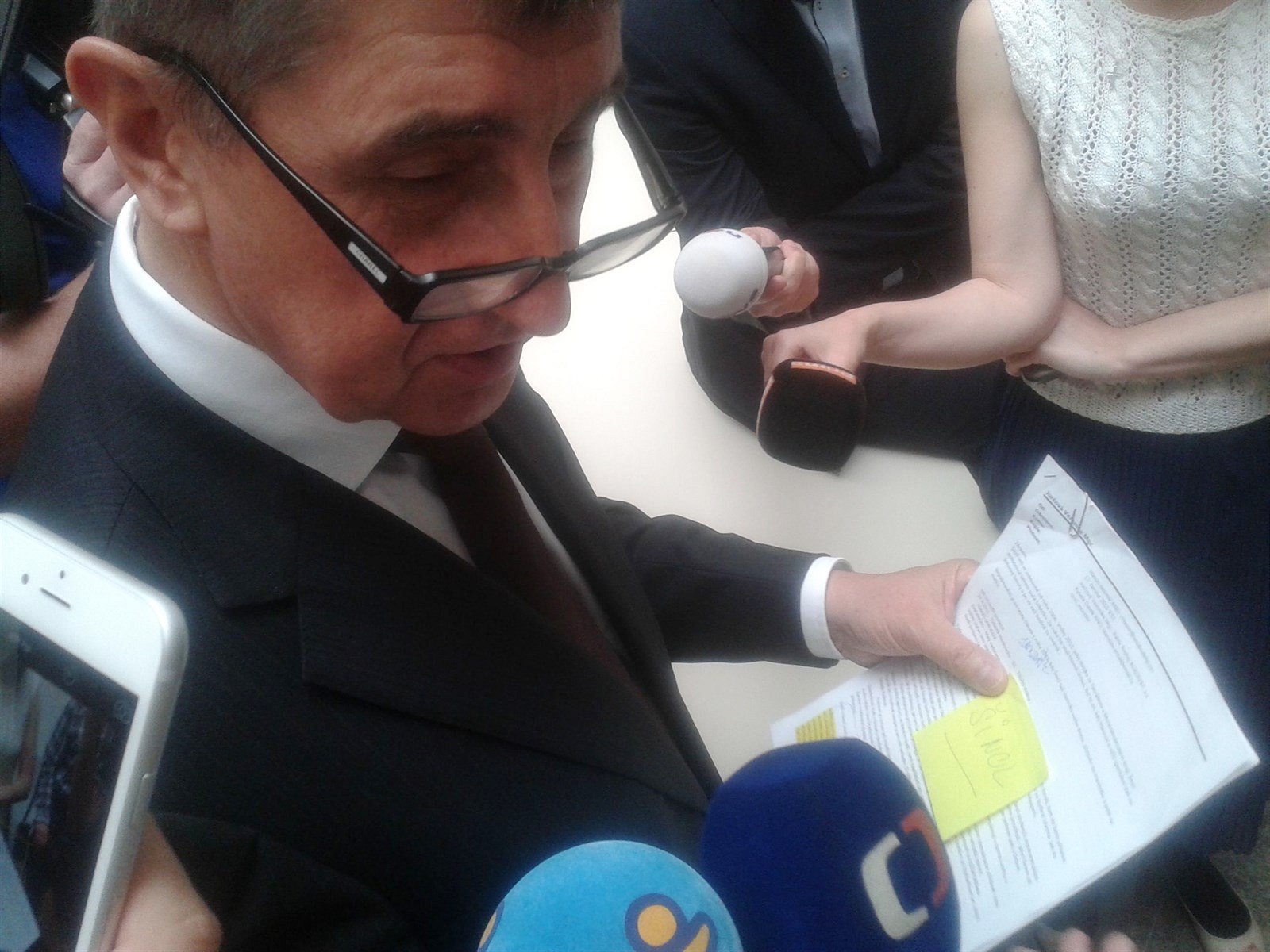 V ruce dr�í papíry s údajnými �lánky o poslanci Ladislavu �inclovi z �SSD, s...