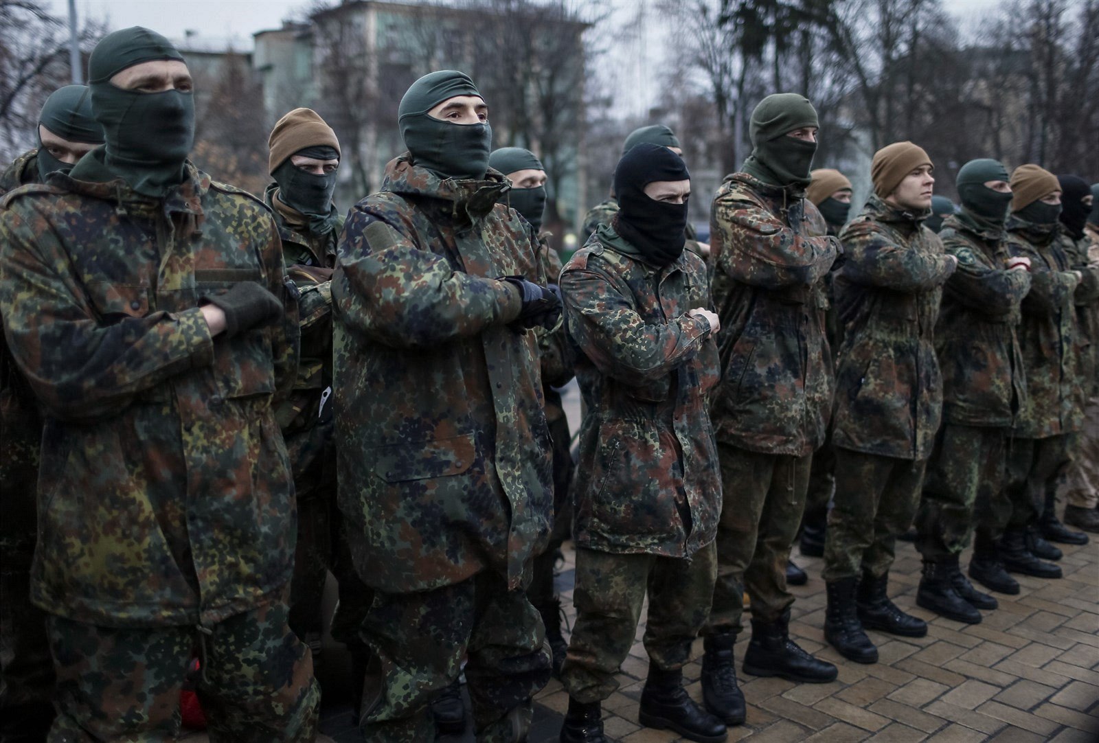 Noví rekruti praporu Azov skládají p�ísahu.