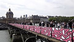 Místo zámk kresby. Most Ponts des Arts ozdobily zamilované páry
