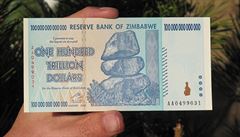 Zimbabwe m bankovku se 14 nulami. Jej hodnota je necelch deset korun