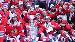 STANLEY CUP PRO CHICAGO. Byl 16. erven 2015 a hokejisté Chicaga s Michalem...