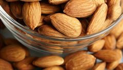 Půl hrsti ořechů denně může snížit riziko úmrtí, uvedli vědci