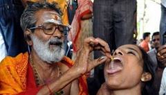 Polykání �ivých rybek v Indii