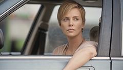 Úspný perod. Libby (Charlize Theronová) se díky vypoádání s minulostí mní...