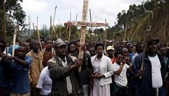 Smrt prezidentovi. Nejen nápisem na kříži protestují Burunďané proti v řadě...