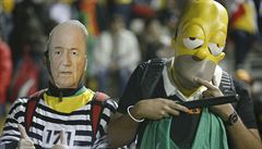 PADOUCH A STRÁ�CE ZÁKONA. Fanou�ci v p�evlecích za Seppa Blattera a Homera...