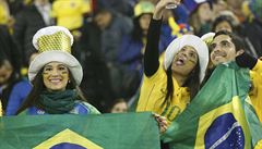SELFIE NA TRIBUN. Braziltí fanouci ped duelem s Kolumbijí.