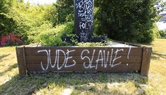 Nápis Jude Slavie na křižovatce u nájezdu na pražský Barrandovský most ve směru...