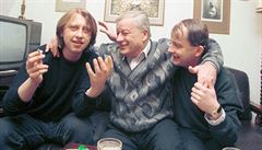 Josef Topol se syny Jáchymem (vlevo) a Filipem (1995).