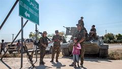 Úleva po vítzství. Kurdtí bojovníci u hraniního pechodu Tall Abjad.