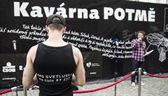 Kavárna s nevidomou obsluhou v Praze odstartuje turné po Česku