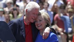 Hillary Clintonová v objetí svého manela, bývalého amerického prezidenta ...