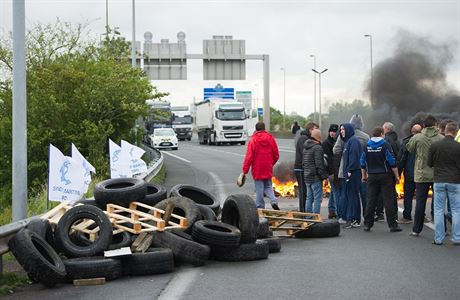Stávkující pracovníci pálí v Calais pneumatiky...