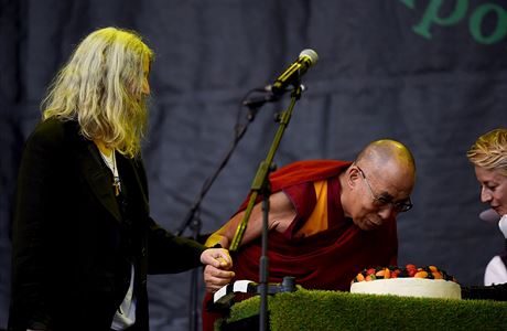 Dalajlma s narozeninovm dortem na festivalu v Glastonbury 2015.