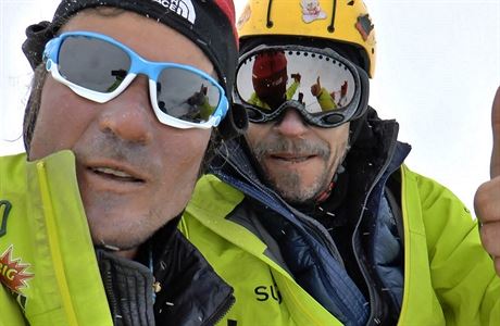 Horolezci Marek Holeek a Zdenk Hrub na vrcholu Talungu.