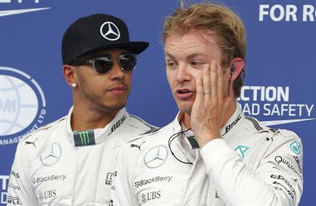 Lewis Hamilton (vlevo) a jeho stjov kolega Nico Rosberg.