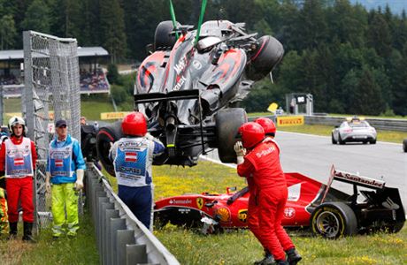 Nehoda na okruhu v Rakousku, do které se zapletli Alonso a Räikkönen.
