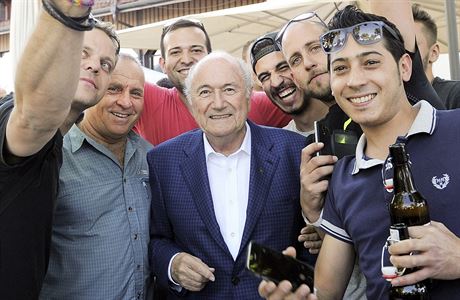Sepp Blatter se fotí s návtvníky ceremoniálu pi otevení nového muzea FIFA v...
